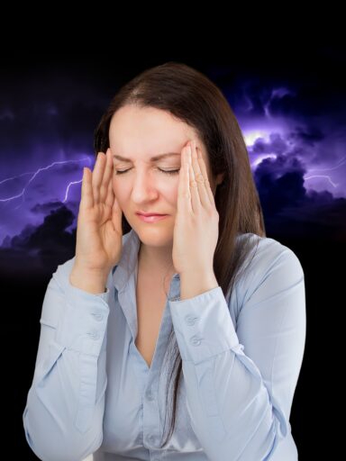 mujer con dolor de cabeza