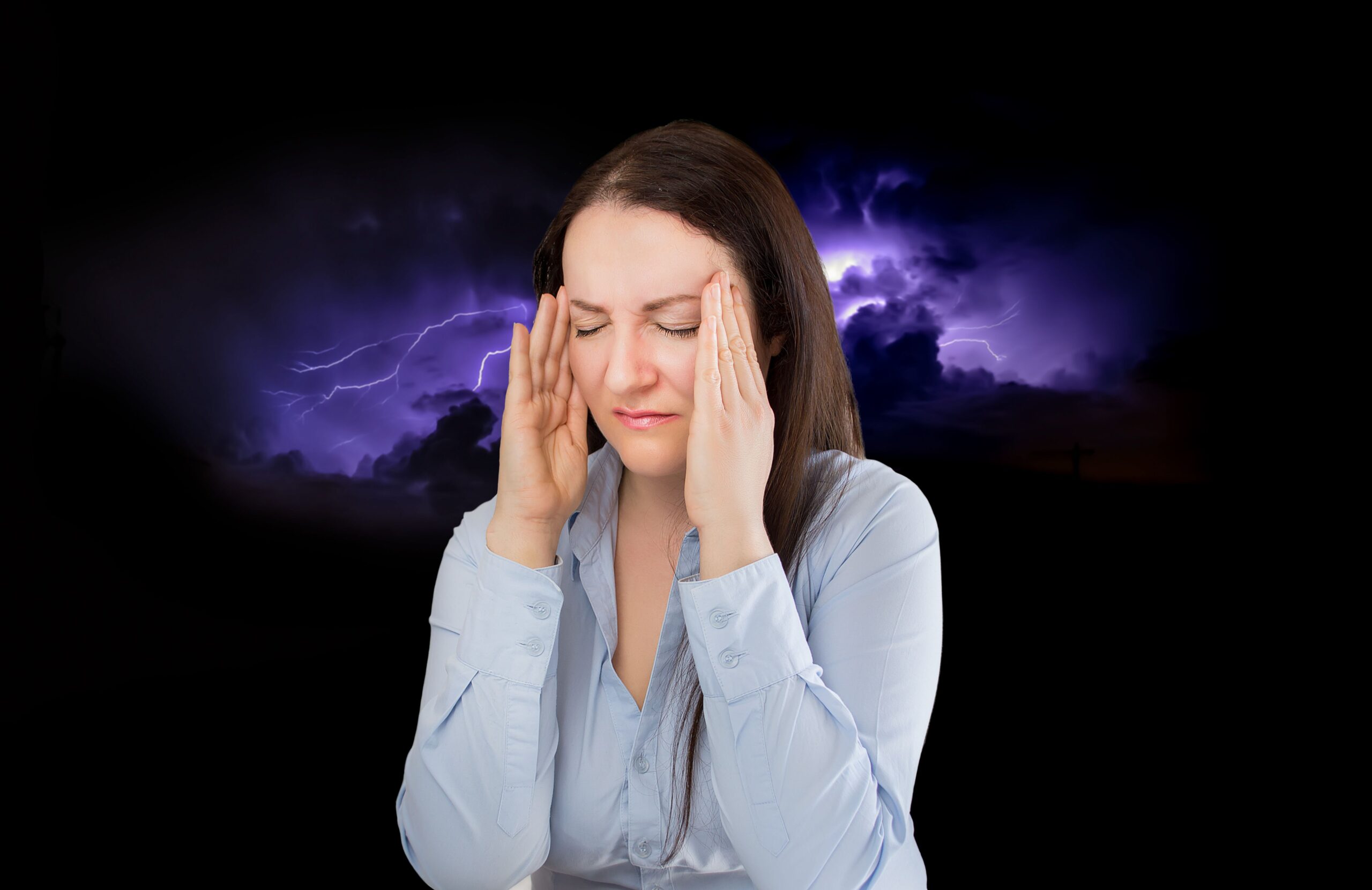 mujer con dolor de cabeza