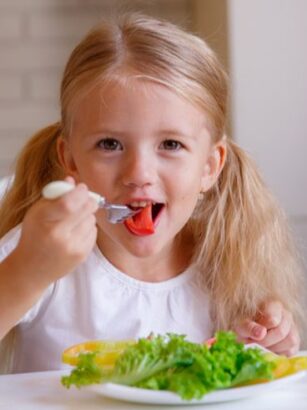 niña comiendo ensalada