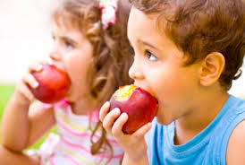 niños comiendo manzana