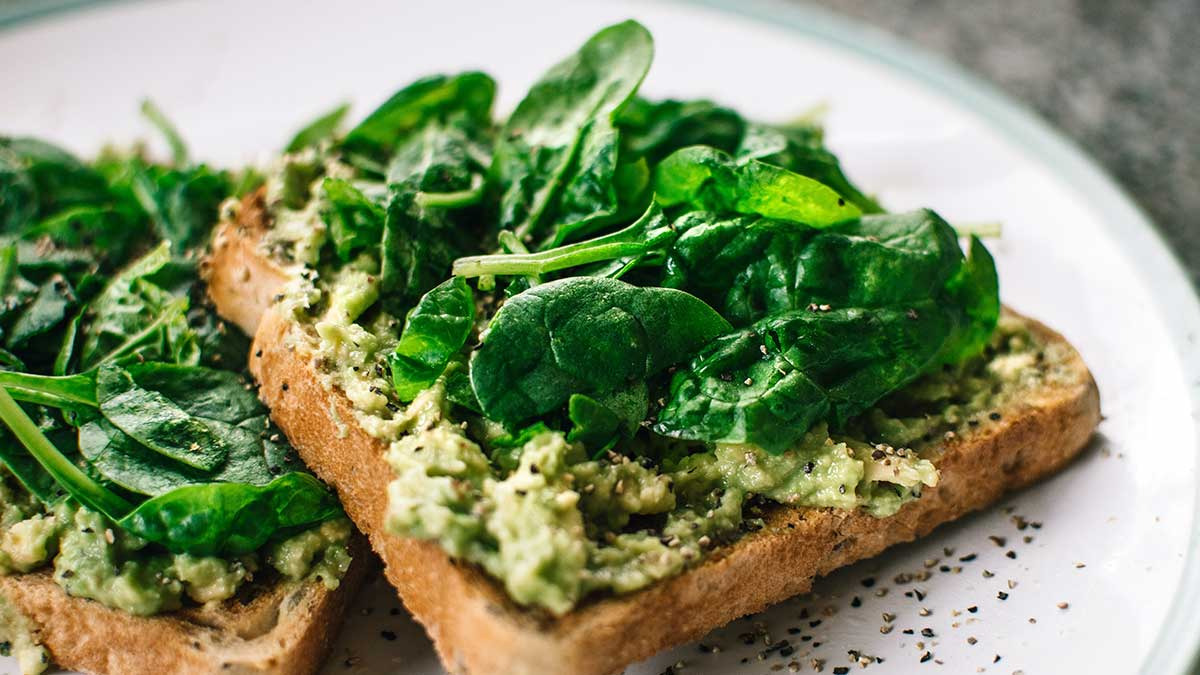 avocado toast con arúgula