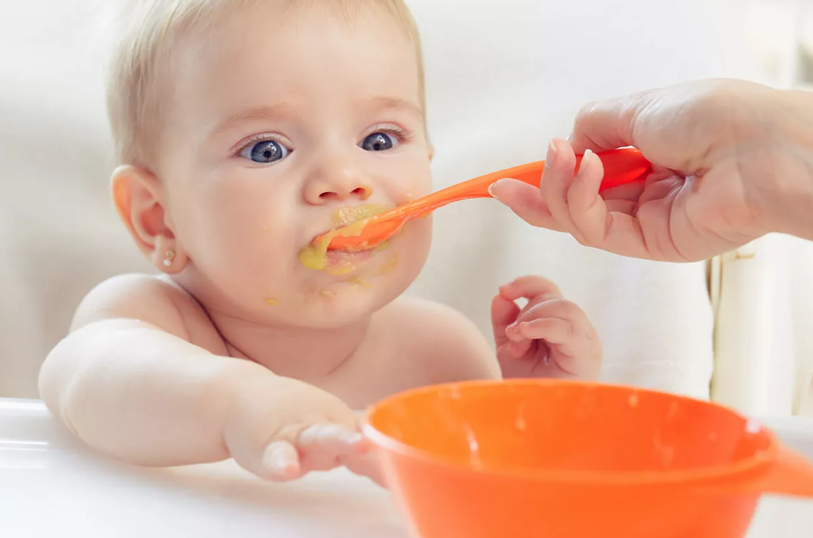bebé comiendo papilla