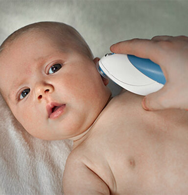 bebé con infección en los oídos