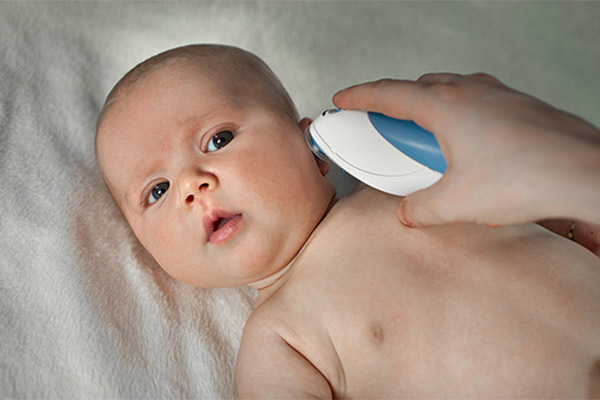 bebé con infección en los oídos