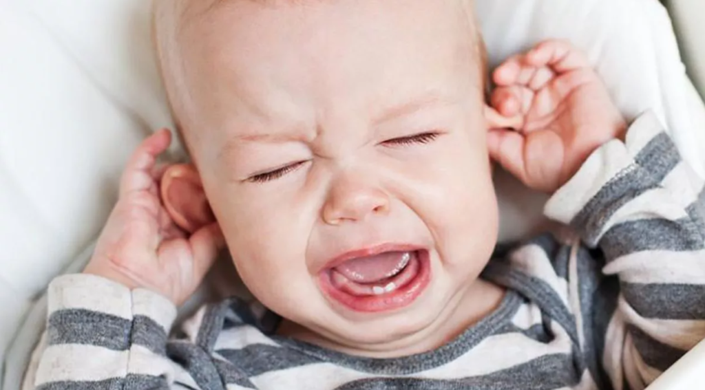 bebé llorando agarrandose la orejas