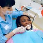 chica en dentista