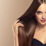 mujer con cabello brillante