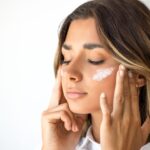 Joven con protección solar facial