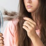 Mujer con cabello frágil