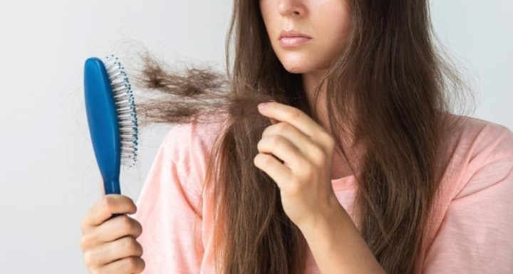 Mujer con cabello frágil