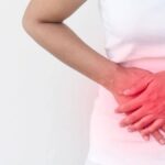 Mujer con dolor estomacal