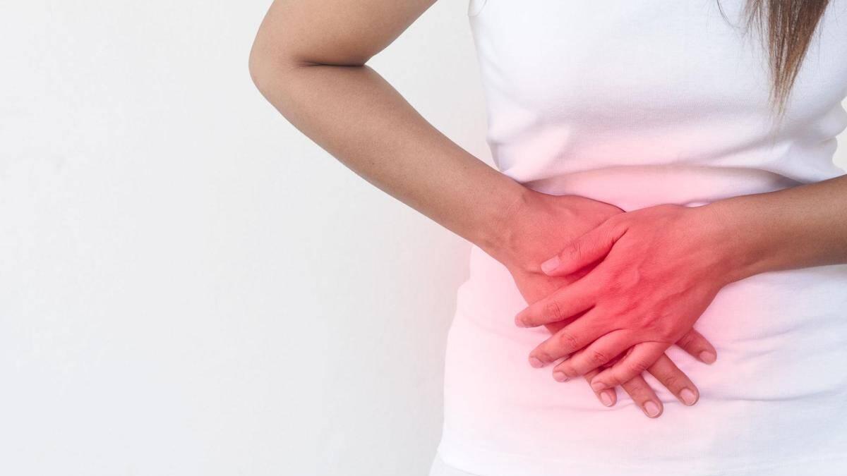 Mujer con dolor estomacal