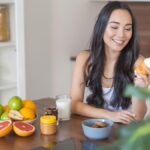 Mujer tomando vitaminas