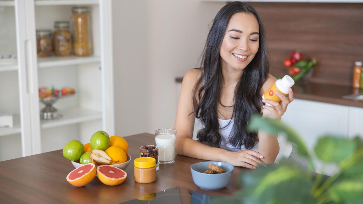 Mujer tomando vitaminas