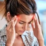 Mujer con dolor de cabeza