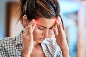 Mujer con dolor de cabeza