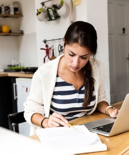 Mujer en home office