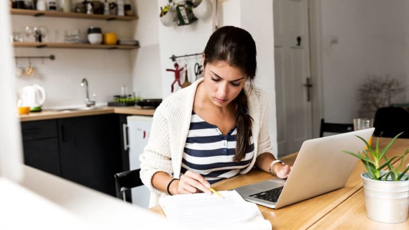Mujer en home office