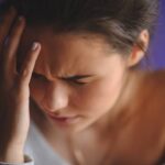 Mujer con dolor de cabeza