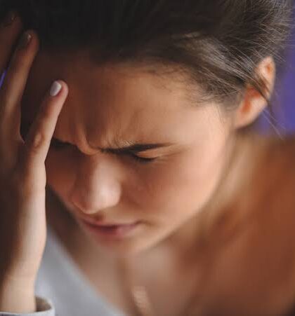 Mujer con dolor de cabeza
