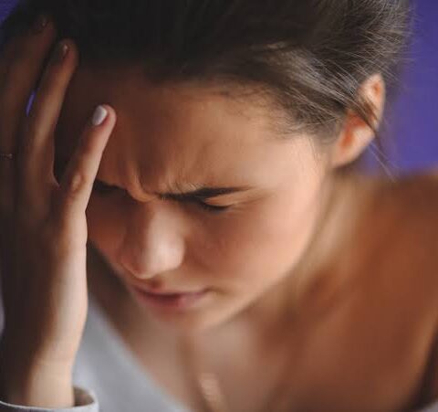 Mujer con dolor de cabeza