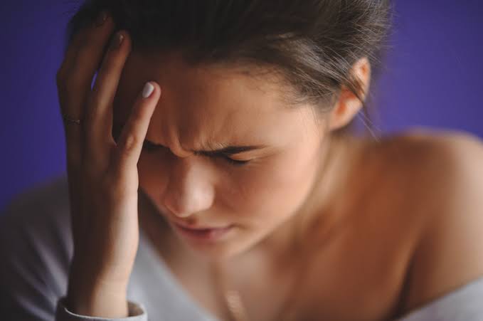 Mujer con dolor de cabeza